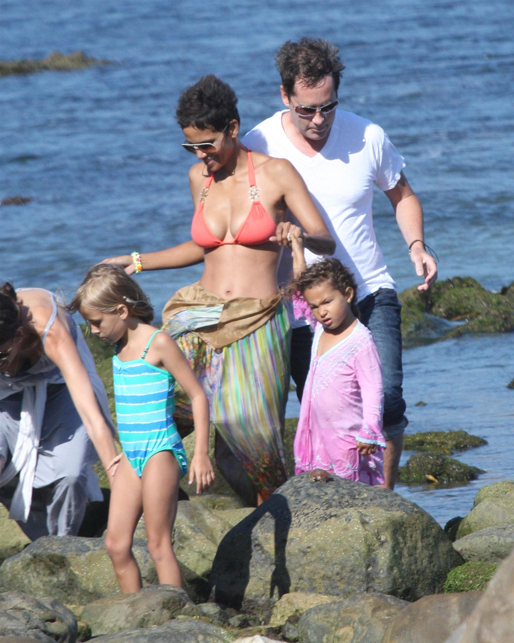 Halle Berry spends her 45th birthday on Malibu Beach photos | Picture 59776